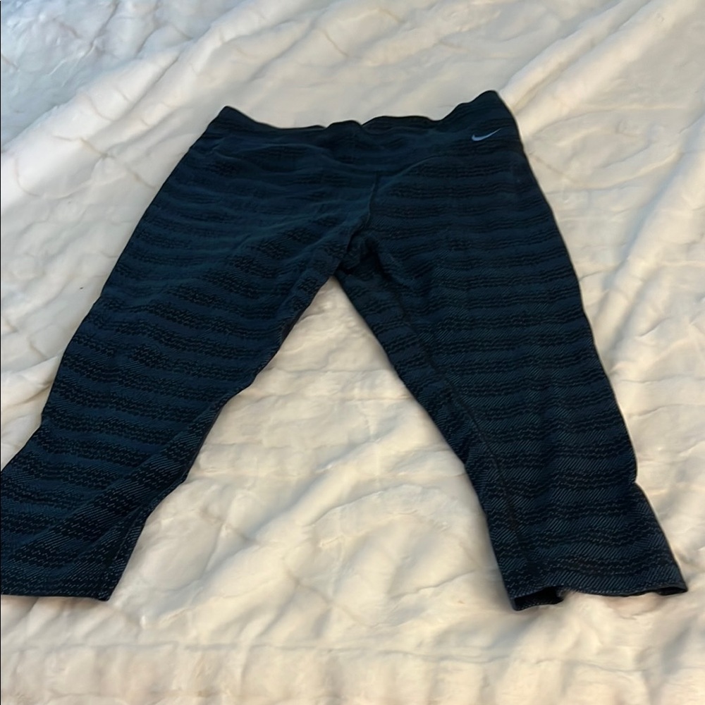 Women’s Nike Black Leggings size M medium cropped
